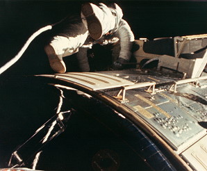 EVA Worden auf dem Weg zur Erde