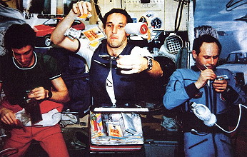 Sojus TM-13 an Bord der Mir