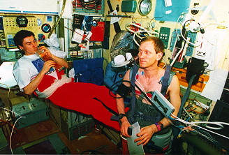 Sojus TM-14 an Bord der Mir