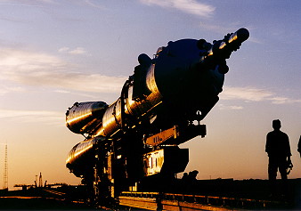 Sojus TM-22 auf dem Weg zur Startrampe