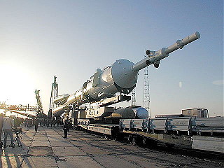 Sojus TM-32 auf dem Weg zur Startrampe