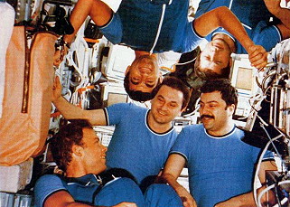 Sojus TM-5 an Bord der Mir