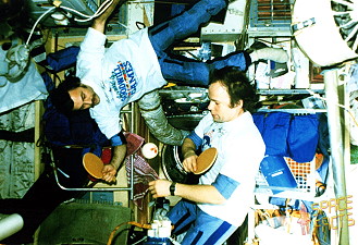 Sojus TM-9 an Bord der Mir