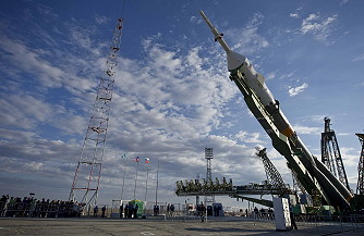 Soyuz TMA-01M erection