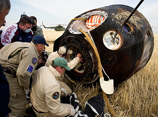 Soyuz TMA-22 recovery