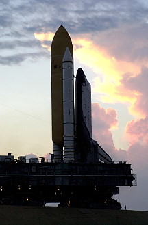 STS-113 auf dem Weg zur Startrampe STS-113 auf dem Weg zur Startrampe