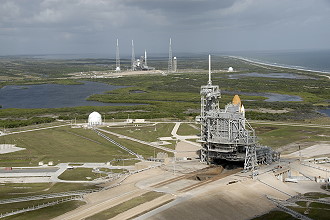 STS-129 auf der Startrampe mit Ares im Hintergrund