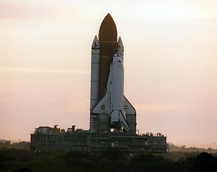 STS-29 auf dem Weg zur Startrampe