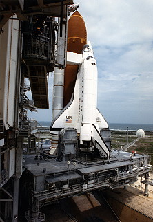 STS-31 auf dem Weg zur Startrampe