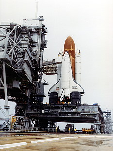 STS-33 auf dem Weg zur Startrampe