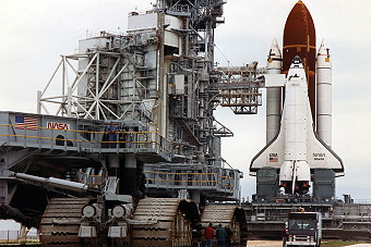STS-37 auf der Startrampe