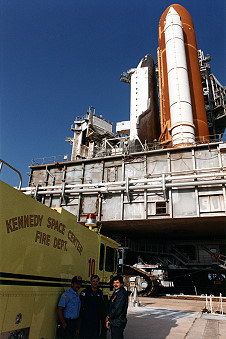 STS-39 auf dem Weg zur Startrampe
