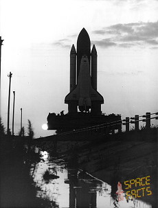 STS-41D auf dem Weg zur Startrampe