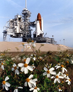 STS-45 auf dem Weg zur Startrampe