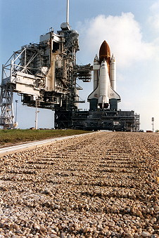 STS-46 auf dem Weg zur Startrampe
