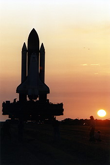 STS-48 auf dem Weg zur Startrampe