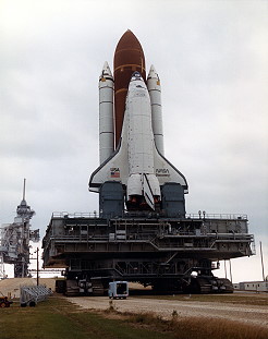 STS-53 auf dem Weg zur Startrampe