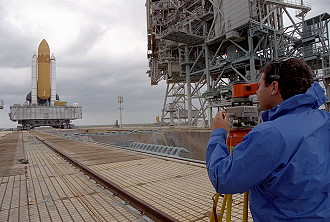 STS-57 auf dem Weg zur Startrampe