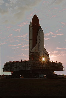 STS-60 auf dem Weg zur Startrampe