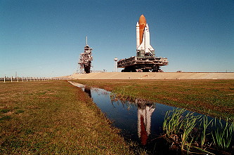 STS-67 auf dem Weg zur Startrampe