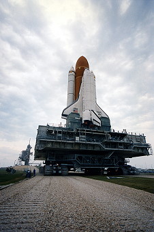 STS-71 auf dem Weg zur Startrampe