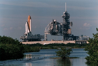 STS-72 auf dem Weg zur Startrampe