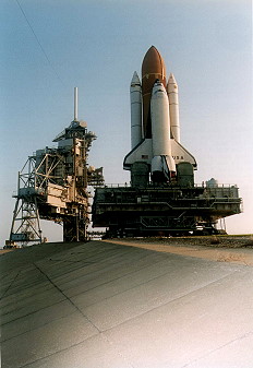 STS-73 auf dem Weg zur Startrampe