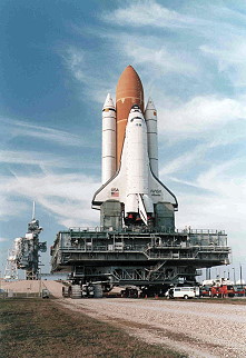 STS-76 auf dem Weg zur Startrampe