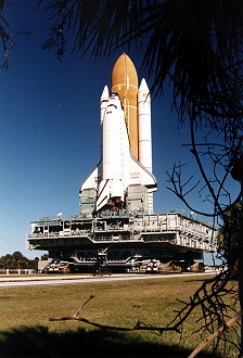 STS-81 auf dem Weg zur Startrampe