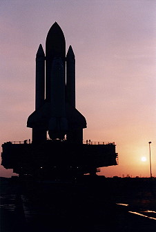 STS-83 auf dem Weg zur Startrampe