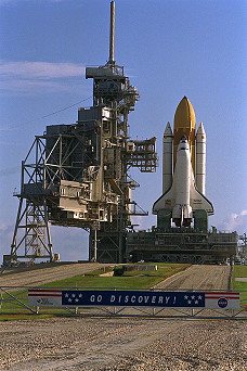 STS-85 auf dem Weg zur Startrampe