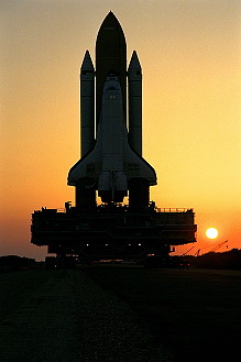 STS-91 auf dem Weg zur Startrampe