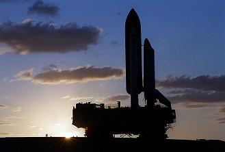 STS-92 auf dem Weg zur Startrampe