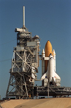 STS-97 auf dem Weg zur Startrampe
