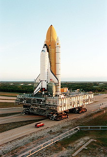 STS-99 auf dem Weg zur Startrampe