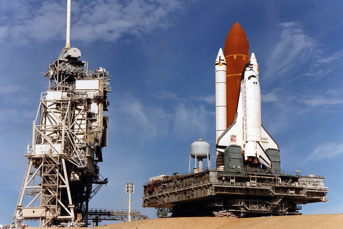 STS-54 auf dem Weg zur Startrampe