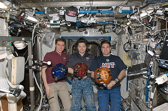 traditionelles Bordfoto ISS-17 (mit Chamitoff)