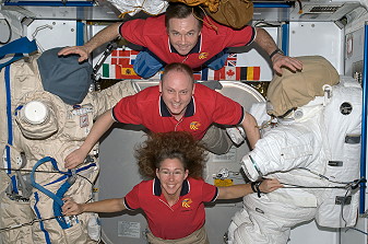 traditionelles Bordfoto ISS-18 (mit Magnus)