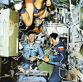 Sojus 37 besucht Saljut 6