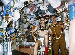 Crew Sojus TM-3 an Bord der Mir