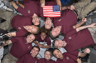 traditionelles Bordfoto STS-135 (mit Expedition 28