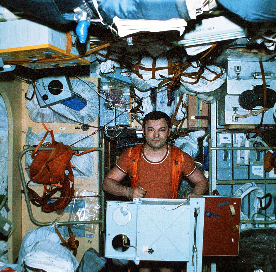 Soyuz TM-2 onboard Mir