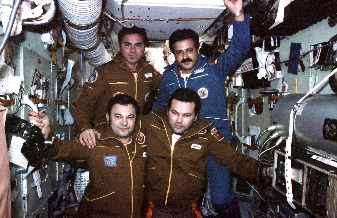 Crew Sojus TM-3 an Bord der Mir