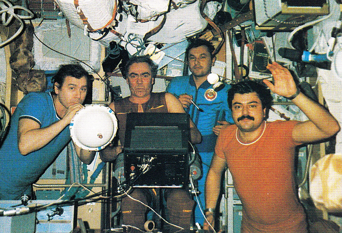 Crew Sojus TM-4 an Bord der Mir