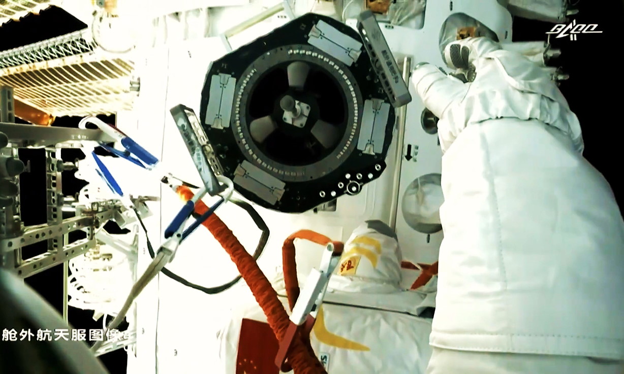 EVA Wang Yaping am 07. November 2021