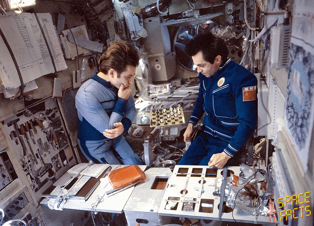 Vladimir Kovalyonok and Aleksandr Ivanchenkov take apart one of the chess games World Championship between Anatoli Karpov and Viktor Korchnoi