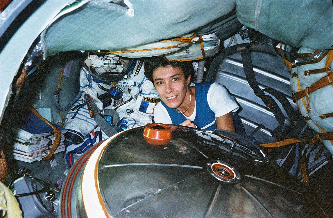 Claudie Andre-Deshays an der Luke