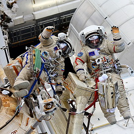 EVA Sergej Prokopjew und Dmitri Petelin am 19. April 2023