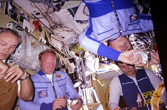 Sojus T-12 an Bord von Saljut 7