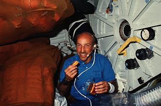 Bagian onboard Space Shuttle